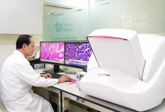 Bác sĩ đọc kết quả xét nghiệm mô bệnh học và hóa mô miễn dịch nhằm đánh giá đặc điểm sinh học của khối u. Ảnh minh họa: Bệnh viện Đa khoa Tâm Anh