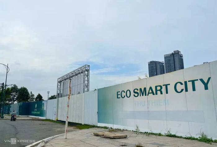 Bên ngoài khu đất triển khai dự án Thủ Thiêm Eco Smart City. Ảnh: Phương Đông