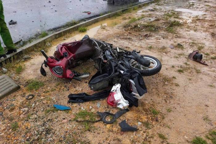 Xe máy chở 3 nam sinh biến dạng sau tai nạn. Ảnh: Hùng Lê