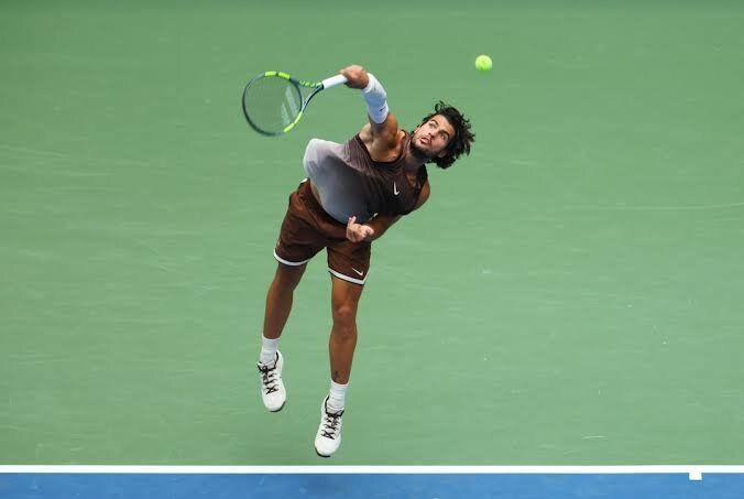Carlos Alcaraz giao bóng trong trận thắng Roman Safiullin 6-4, 6-4, 6-4 ở vòng một Mỹ Mở rộng tại New York ngày 31/8/2026. Ảnh: Reuters