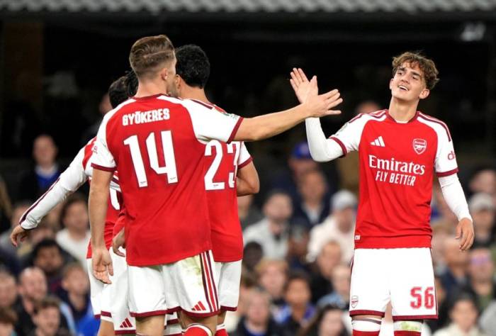 Dowman (phải) mừng bàn nâng tỷ số lên 3-0 cho Arsenal trong trận thắng Ipswich 4-2 ở vòng ba Cup Liên đoàn Anh, trên sân Portman Road, thành phố Ipswich ngày 15/9/2026. Ảnh: AP