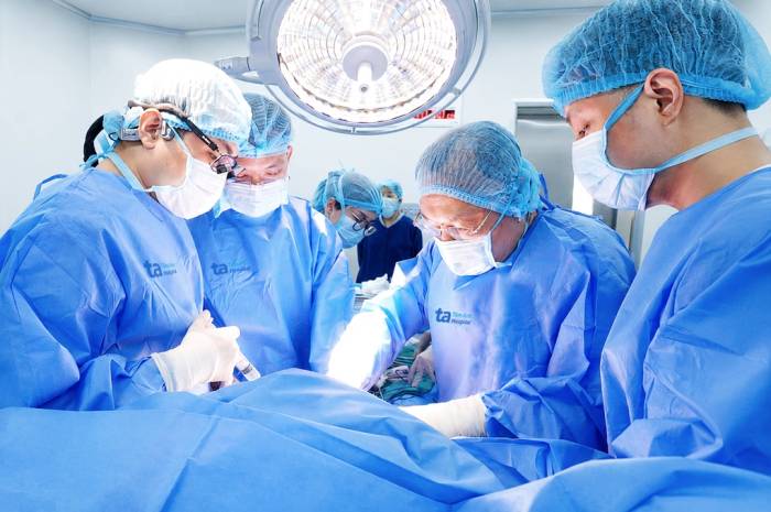 Êkíp phẫu thuật nội soi cắt túi mật cho người bệnh. Ảnh: Bệnh viện Đa khoa Tâm Anh