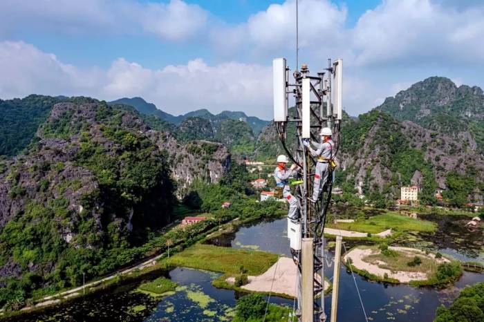 Kỹ thuật viên một nhà mạng đang lắp đặt trạm 5G. Ảnh: Thọ Trần