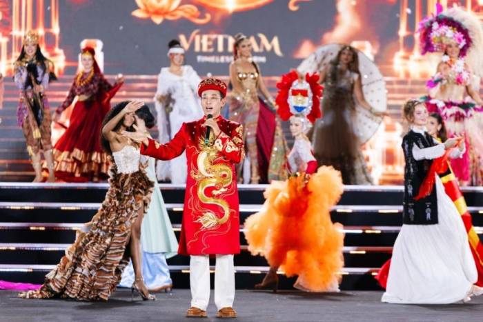 Tác giả Trần Văn Mười thể hiện ca khúc Con cháu Vua Hùng toàn cầu trên sân khấu Miss World tối 2/9. Ảnh: tên ng chụp