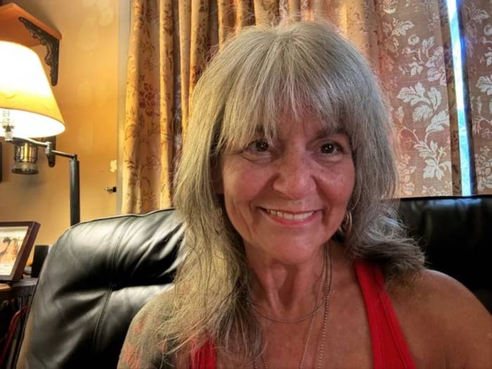 Linda Cook buộc phải gác lại những niềm vui giản dị nhất của mình vì áp lực chi phí sinh hoạt. Ảnh: CNN