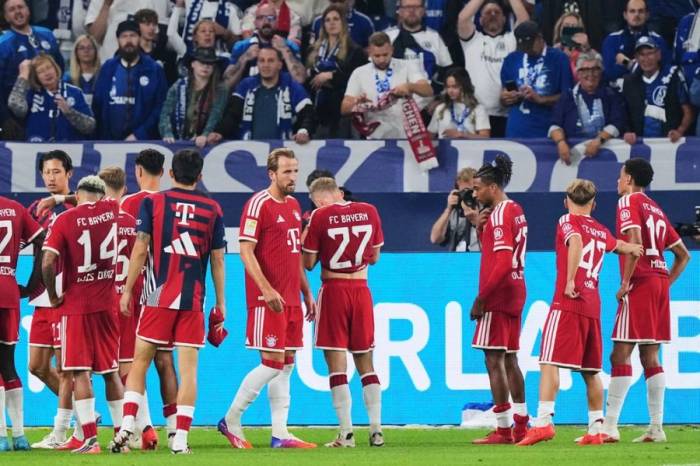 Harry Kane (giữa) cùng các đồng đội thất vọng sau trận Bayern hòa Schalke 0-0 ở vòng hai Bundesliga tại sân Veltins-Arena, Gelsenkirchen, Đức ngày 5/9/2026. Ảnh: AP