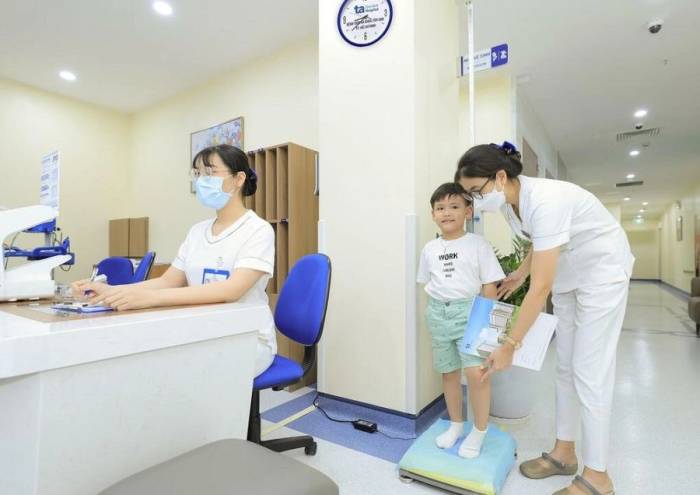 Trẻ được đánh giá chiều cao, cân nặng trước khi khám sức khỏe. Ảnh: Bệnh viện Đa khoa Tâm Anh
