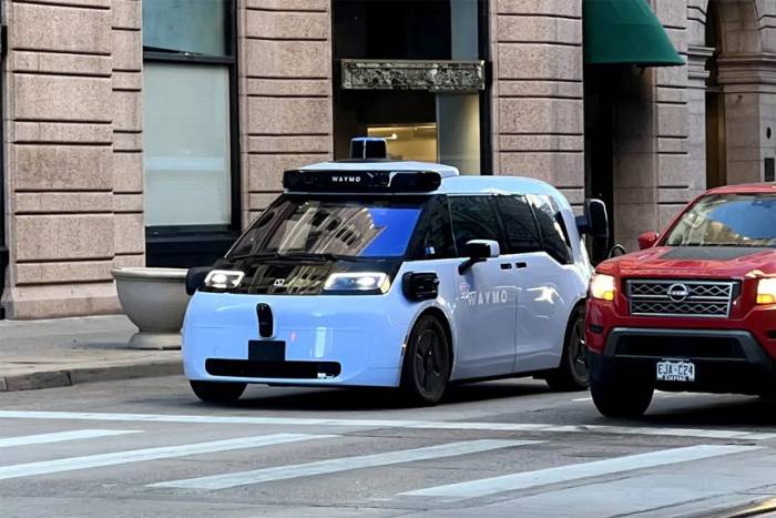 Robotaxi của Waymo (màu xanh) trên một con phố ở Denver. Ảnh: Westword