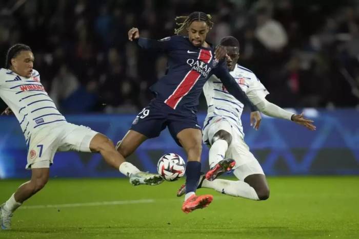 Bradley Barcola (giữa) chịu áp lực từ Mamadou Sarr và Diego Moreira trong trận PSG gặp Strasbourg tại Ligue 1 trên sân Parc des Princes, Paris, Pháp ngày 19/10/2024. Ảnh: AP