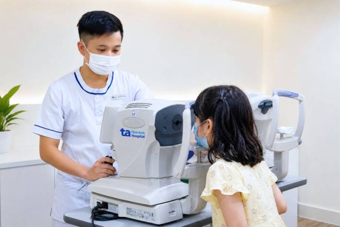 Bé Thảo được kiểm tra mắt bằng máy đo khúc xạ tự động. Ảnh: Bệnh viện Đa khoa Tâm Anh