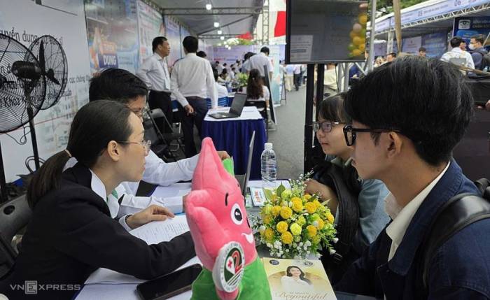 Bệnh viện Lê Văn Thịnh phỏng vấn tuyển dụng tại Ngày hội việc làm sáng 10/9. Ảnh: Lê Phương