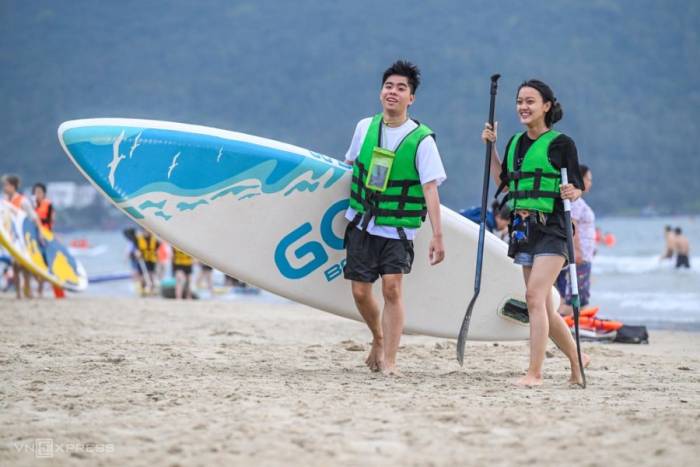 Chèo sup ở bãi tắm Mân Thái, Đà Nẵng, tháng 4/2026. Ảnh: Giang Huy