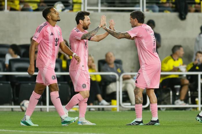 Lionel Messi (giữa) ăn mừng cùng đồng đội Rodrigo De Paul (phải) sau khi ghi bàn vào lưới Columbus Crew trong hiệp một trận đấu tại MLS trên sân ScottsMiracle-Gro, thành phố Columbus, bang Ohio, Mỹ, ngày 27/9/2026. Ảnh: AP