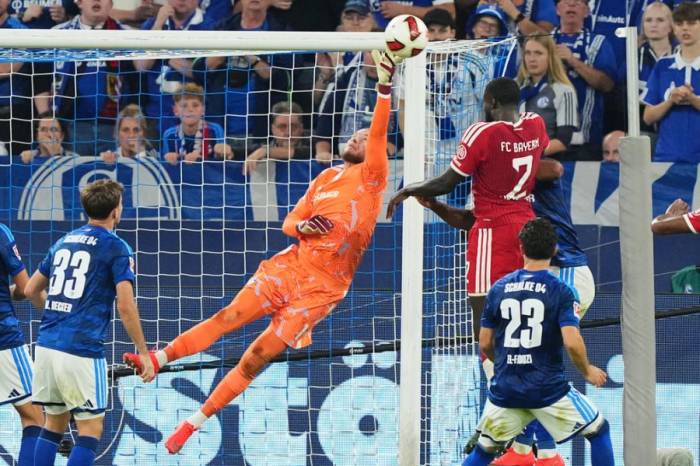 Thủ môn Loris Karius cản bóng ngay trước Dayot Upamecano trong trận Schalke hòa Bayern 0-0 ở vòng hai Bundesliga tại Gelsenkirchen, Đức ngày 5/9/2026. Ảnh: AP