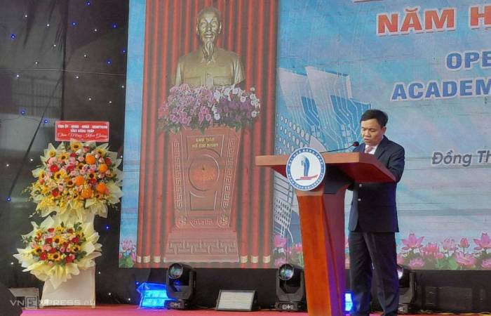 Ông Phan Văn Thắng, Phó bí thư Thường trực Tỉnh ủy Đồng Tháp, phát biểu tại lễ khai giảng. Ảnh: Ngọc Tài