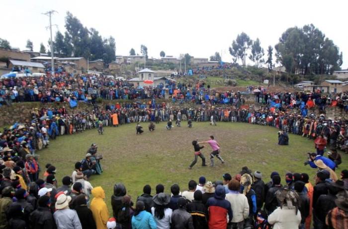 Người dân Peru đánh nhau để giải quyết mâu thuẫn trong lễ hội Takanakuy ngày 25/12/2011. Ảnh: REUTERS/Enrique Castro-Mendivil