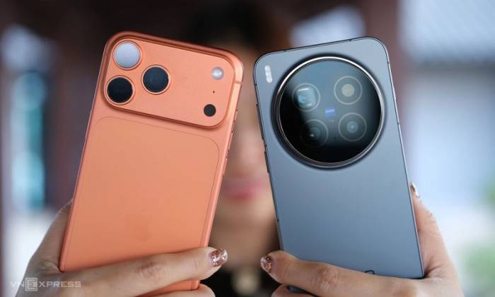 iPhone 17 Pro Max (trái) và Vivo X300 Pro. Ảnh: Tuấn Hưng