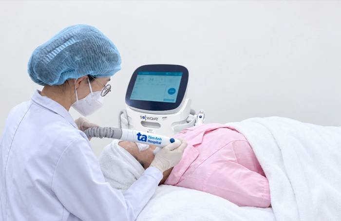 Bác sĩ sử dụng công nghệ sóng siêu âm song song Sofwave để cải thiện da cho chị Yên. Ảnh: Bệnh viện Đa khoa Tâm Anh