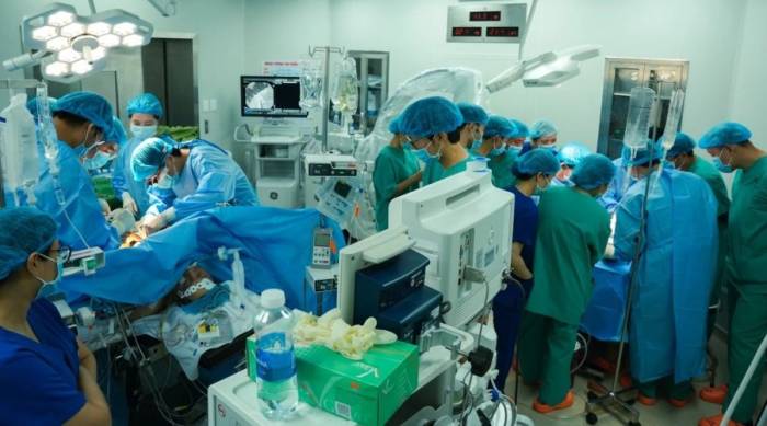 Các y bác sĩ trong ca mổ ghép gan đầu tiên tại Bệnh viện Thống Nhất. Ảnh: Bệnh viện cung cấp