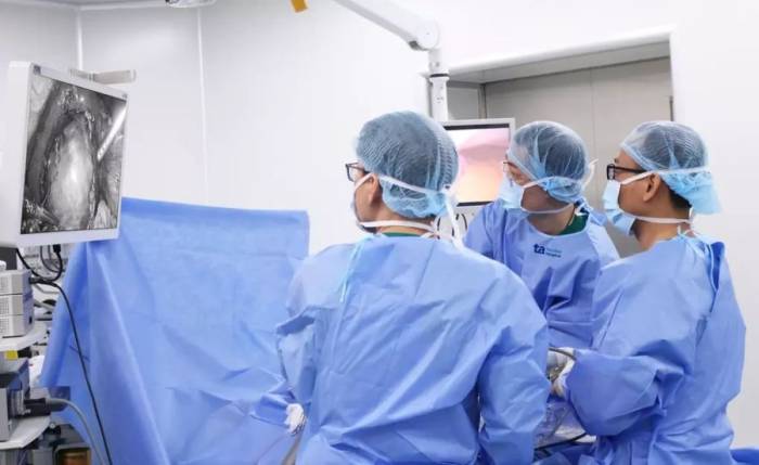 Các bác sĩ đang phẫu thuật cắt túi mật cho ông Allan. Ảnh: Bệnh viện Đa khoa Tâm Anh