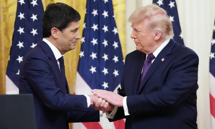 Tổng thống Donald Trump bắt tay Chủ tịch Fed Kevin Warsh tại lễ tuyên thệ ở Nhà Trắng ngày 22/5. Ảnh: AFP