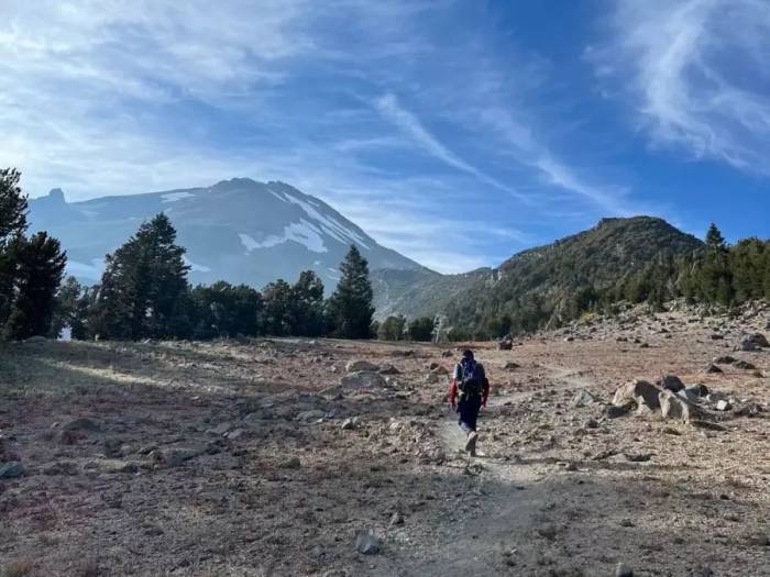 Một du khách đang đi bộ đường dài trên núi Shasta. Ảnh: BI
