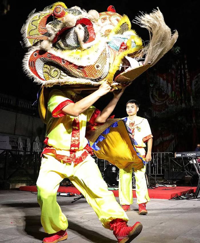 Tiết mục múa lân mở màn show. Ảnh: Ban tổ chức cung cấp