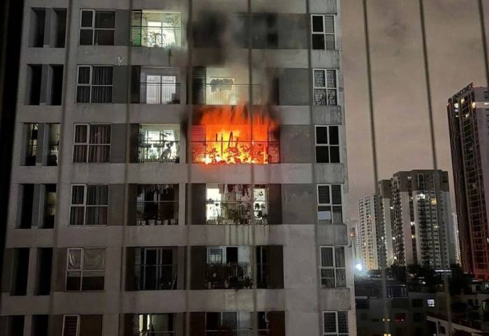 Lửa tuôn ra ngoài theo ban công. Ảnh: Xuân Hoa
