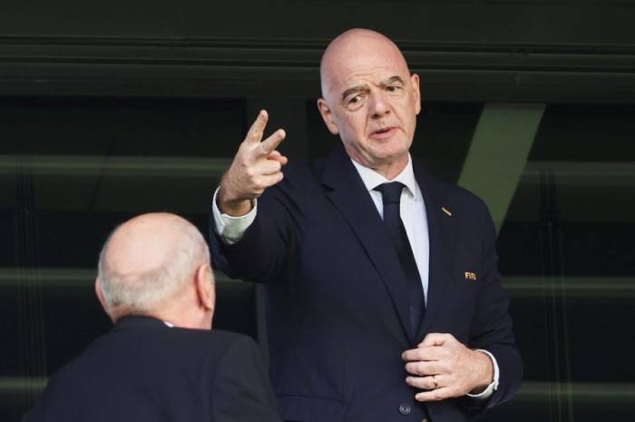 Chủ tịch FIFA Gianni Infantino ra hiệu khi dự trận khai mạc World Cup U20 nữ giữa Ba Lan và Argentina tại Katowice, Ba Lan, ngày 5/9/2026. Ảnh: AP