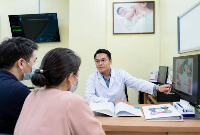 Vợ chồng anh Hùng tái khám với bác sĩ Danh. Ảnh: Bệnh viện Đa khoa Tâm Anh
