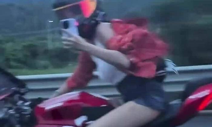 Nữ biker lái môtô hơn 200 km/h, một tay dùng điện thoại