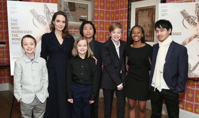 Angelina Jolie và các con tham dự buổi chiếu phim The Boy Who Harnessed The Wind tại New York năm 2019. Từ trái qua: Knox, Angelina Jolie, Vivienne, Pax Thiên, Shiloh, Zahara và Maddox. Ảnh: AFP