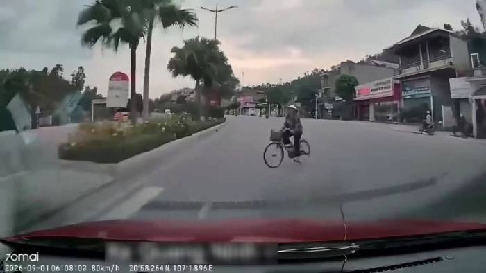 Ôtô tông văng người đi xe đạp cắt ngang đường