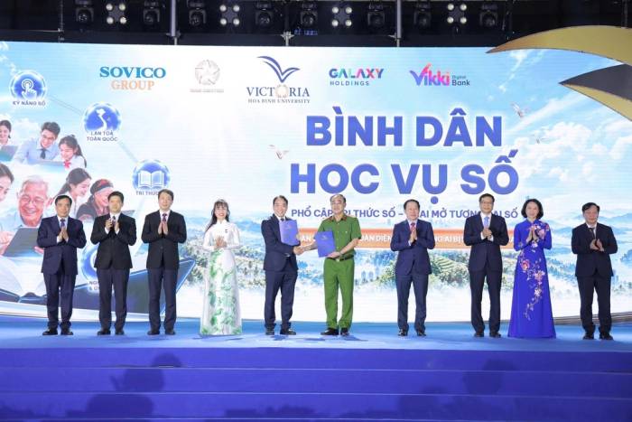 Các đại biểu chứng kiến Cục C06 và Tập đoàn Sovico trao biên bản ghi nhớ hợp tác. Ảnh: Vikki Digital Bank