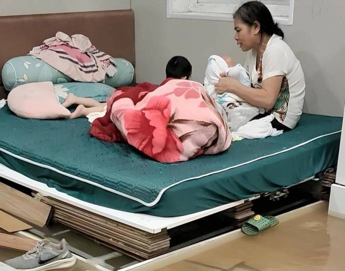 Mẹ anh Bền bế cháu trên giường đã ngấp nghé nước, chiều 17/9. Ảnh nhân vật cung cấp