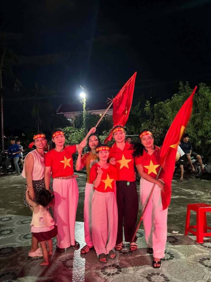 Người thân cầu thủ Xuân Mạnh cổ vũ cho đội tuyển tại quê nhà. Ảnh: Thunghia Pham