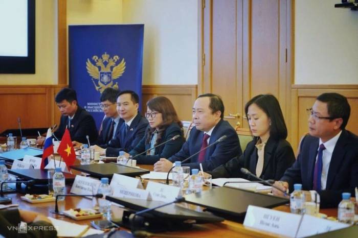 Bộ trưởng Vũ Hải Quân cùng đoàn công tác Bộ Khoa học và Công nghệ, lãnh đạo một số đại học trong buổi làm việc với Bộ trưởng Khoa học và Giáo dục Đại học Nga, ngày 8/9. Ảnh: Lưu Quý