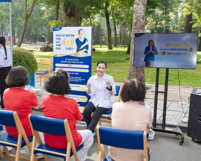 Người cao tuổi được các chuyên gia tư vấn sức khỏe tại sự kiện Ngày hội Chăm sóc sức khỏe người cao tuổi. Ảnh: Như Quỳnh
