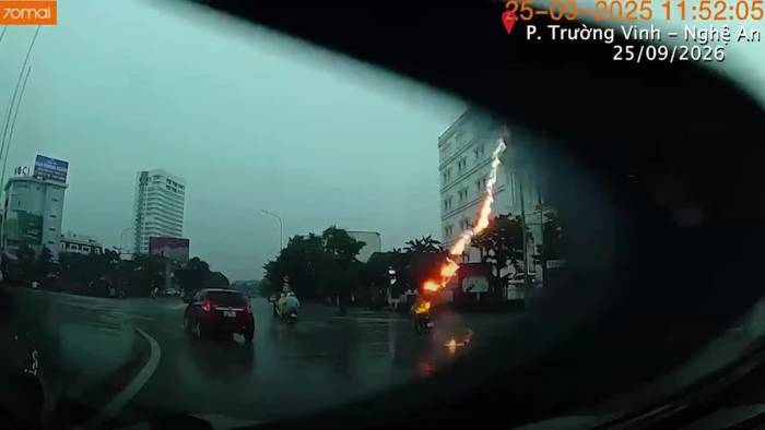 Người đàn ông bị sét đánh nguy kịch khi đang lái xe máy trên phố