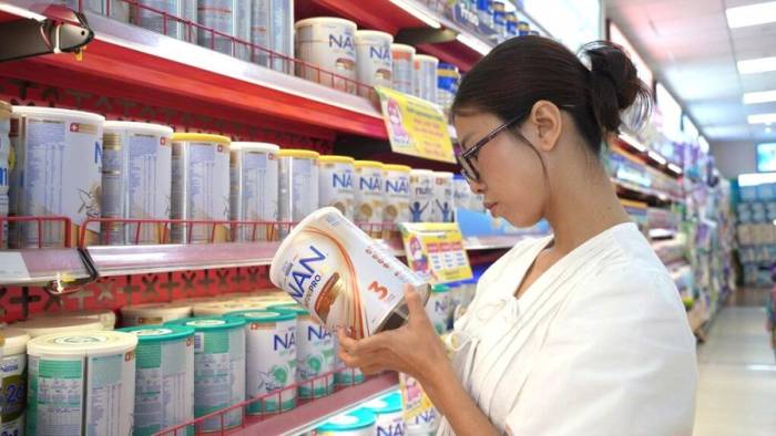 Nhiều phụ huynh đọc kỹ thông tin khi chọn sữa cho con. Ảnh: Nestlé