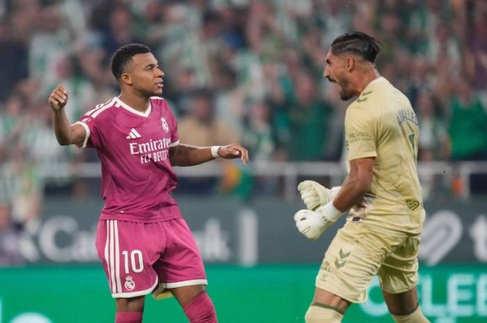 Mbappe (trái) phản ứng sau khi sút hỏng phạt đền trước thủ môn Alvaro Valles của Betis trong trận Betis - Real Madrid ở La Liga trên sân La Cartuja, Sevilla, Tây Ban Nha, ngày 4/9/2026. Ảnh: AP