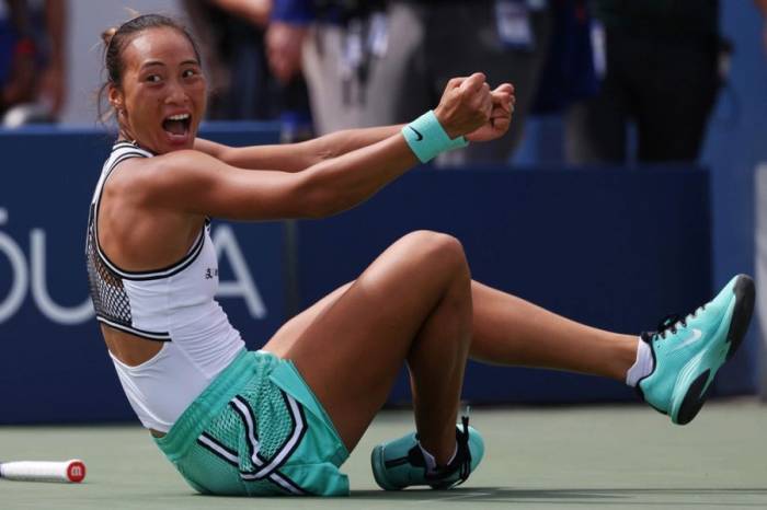 Zheng Qinwen mừng chiến thắng ở vòng ba Mỹ Mở rộng tại sân Grandstand, Trung tâm Quần vợt Quốc gia Billie Jean King, Flushing Meadows, New York, Mỹ ngày 5/9/2026. Ảnh: AP