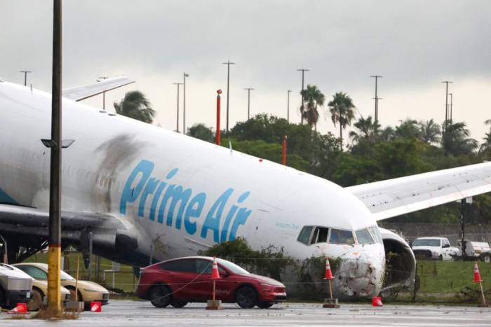 Phi cơ chở hàng của Amazon tại sân bay quốc tế Miami sau khi lao khỏi đường băng ngày 7/9. Ảnh: AP