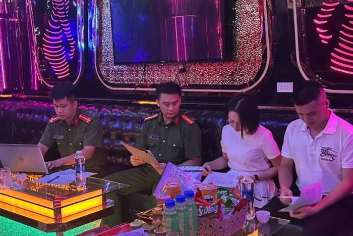 Công an kiểm tra, hướng dẫn cơ sở kinh doanh karaoke trên địa bàn. Ảnh: CACC
