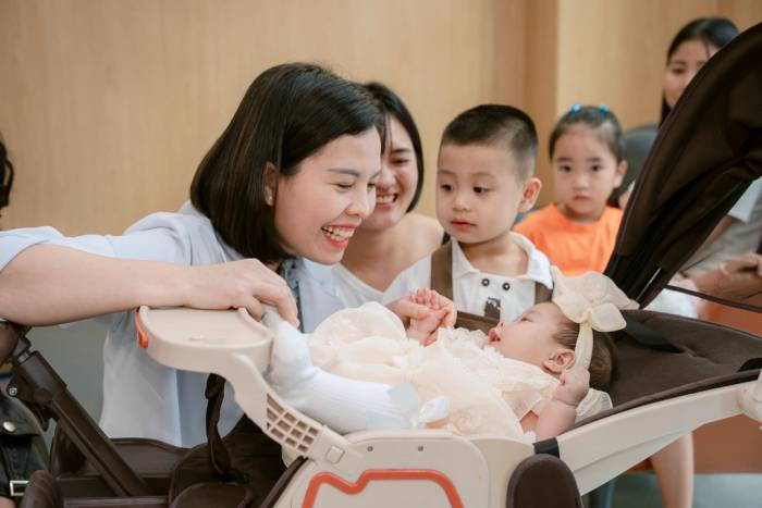 Bác sĩ Sim hội ngộ những em bé được can thiệp trong bào thai. Ảnh: Mai Thuận