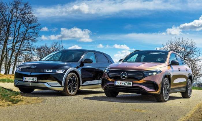 Mercedes EQA (phải) và Hyundai Ioniq 5 có độ bền pin đứng đầu ở các mốc quãng đường khác nhau. Ảnh: AutoRevue