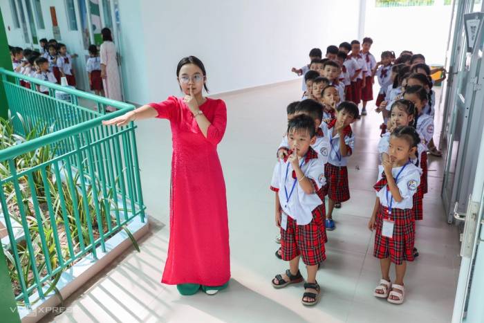 Học sinh, giáo viên trường tiểu học Trần Đại Nghĩa, phường Bình Hưng Hoà, tháng 8/2026. Ảnh: Quỳnh Trần