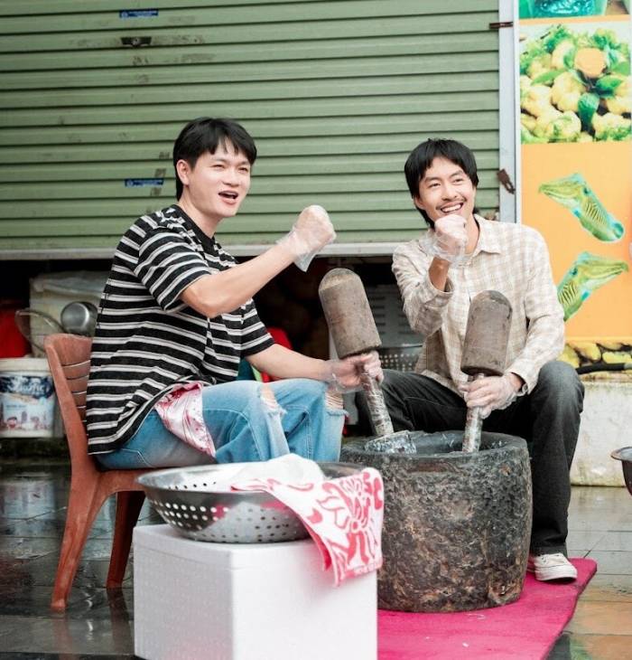 Rapper Đen, Tuấn Cry giã mực tại chợ Hạ Long. Ảnh: BTC