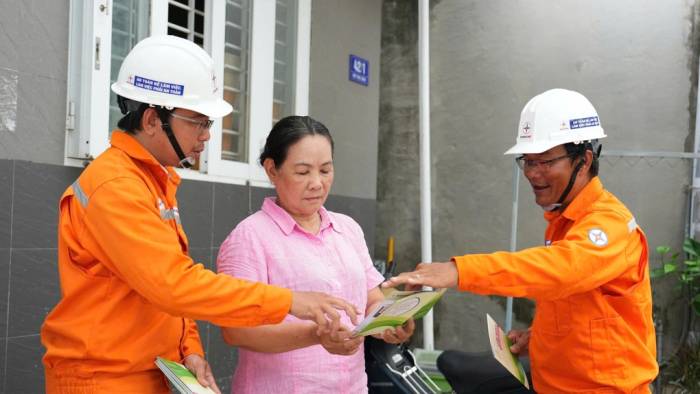 Công ty Điện lực Đất Đỏ hướng dẫn người dân sử dụng điện an toàn khi xảy ra mưa lớn, ngập úng. Ảnh: EVNHCMC