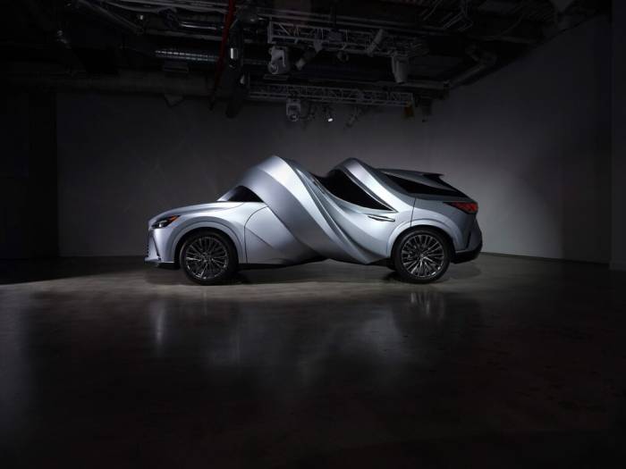 Mẫu RX 450h+ mang tên Twisted Car. Ảnh: MSCHF
